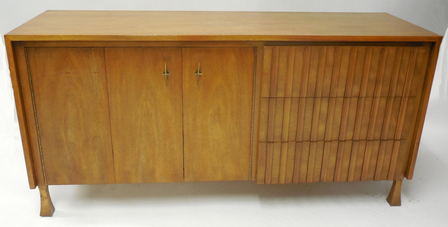 Mid Century Walnut Dresser by John Widdicomb c1960