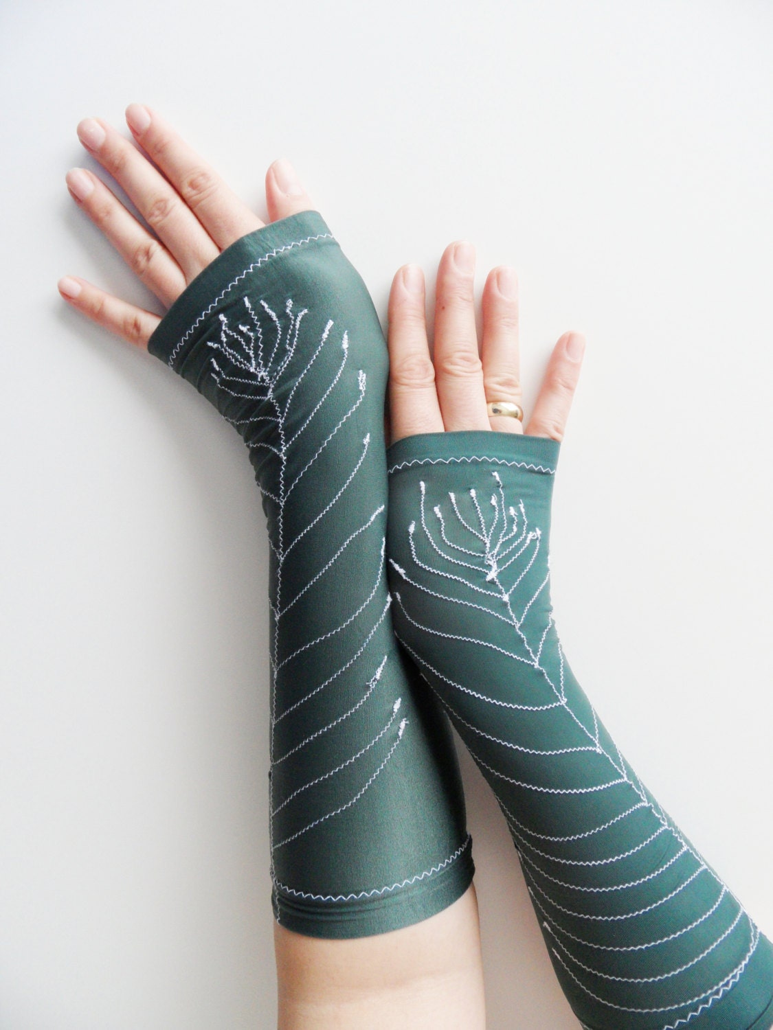 emerald green, shiny jersey long gloves, feather embroidered gloves, fingerless gloves long jersey, Lolita, Tight Sleeve tattoos can be worn
