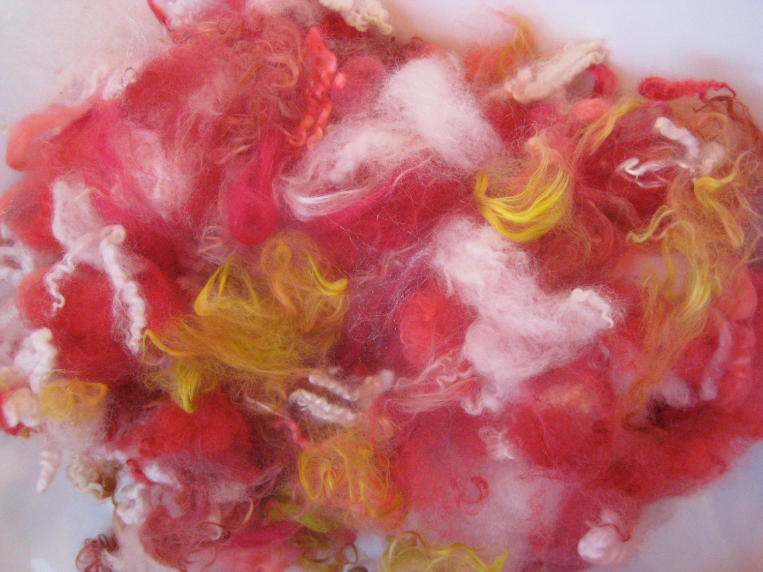 Fiber for spinning art yarn RED AND WHITE