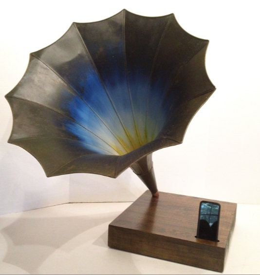 Acoustic  iPhone Speaker Dock w/ Antique Phonograph Horn