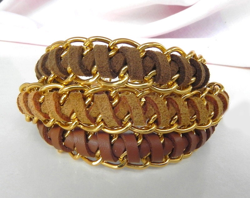 Trendy friendship bracelet with gold chain, suede cord, stackable bracelet
