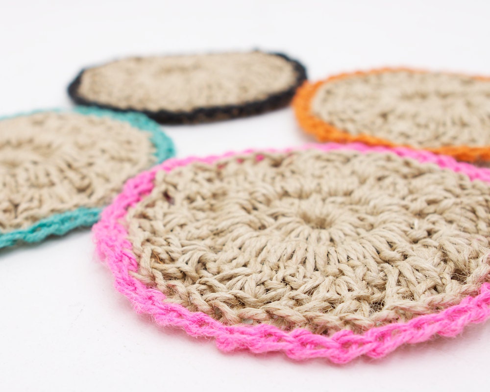 Chunky crocheted trivet in thick natural jute with coloured jute trim