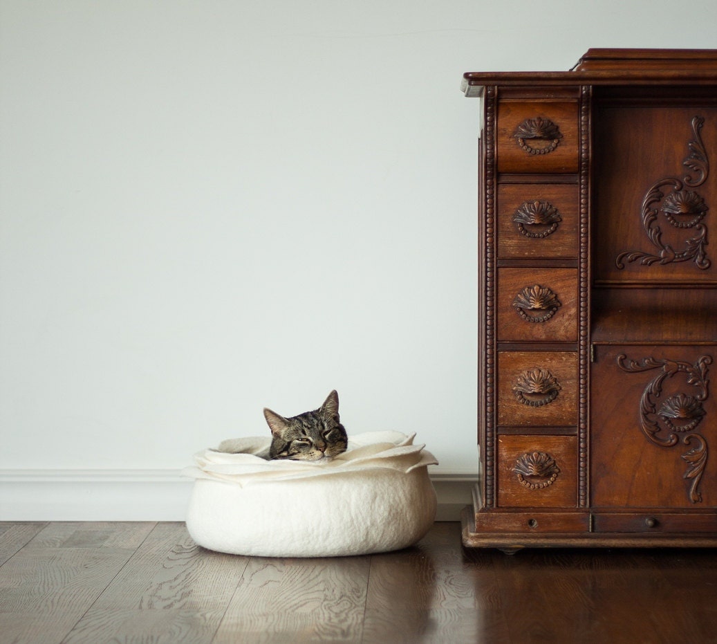 Cat bed/cat house/cat cave/white flower felted cat bed