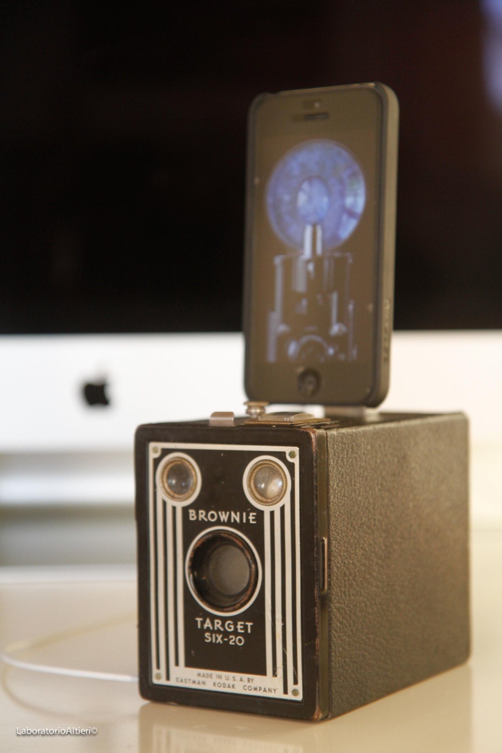 iPhone 5 dock from vintage camera -Stylish BROWNIE TARGET - IPHONE 5