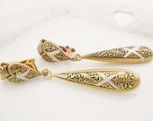 Vintage teardrop earrings. clip on dangling style. SPANISH.