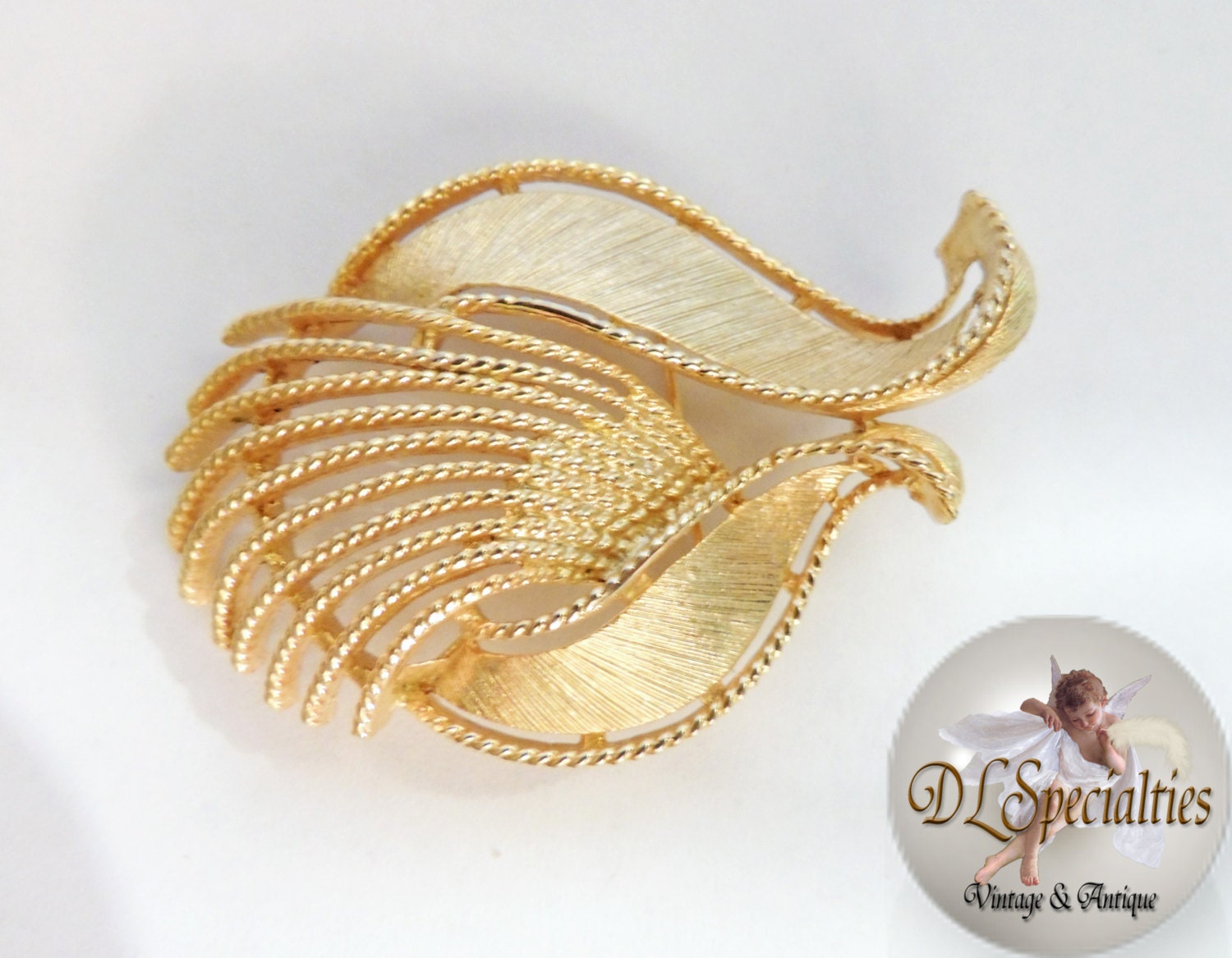 Vintage Jewelry Gold tone Ribbon Brooch