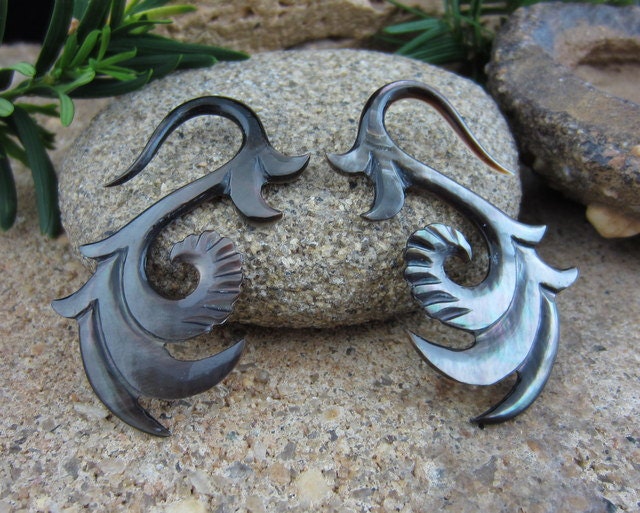 FREE US Shipping Beautifully carved  8G - (3.2mm) black Mother of Pearl tribal ear gauge , Organic gauge earrings , Body piercing L533