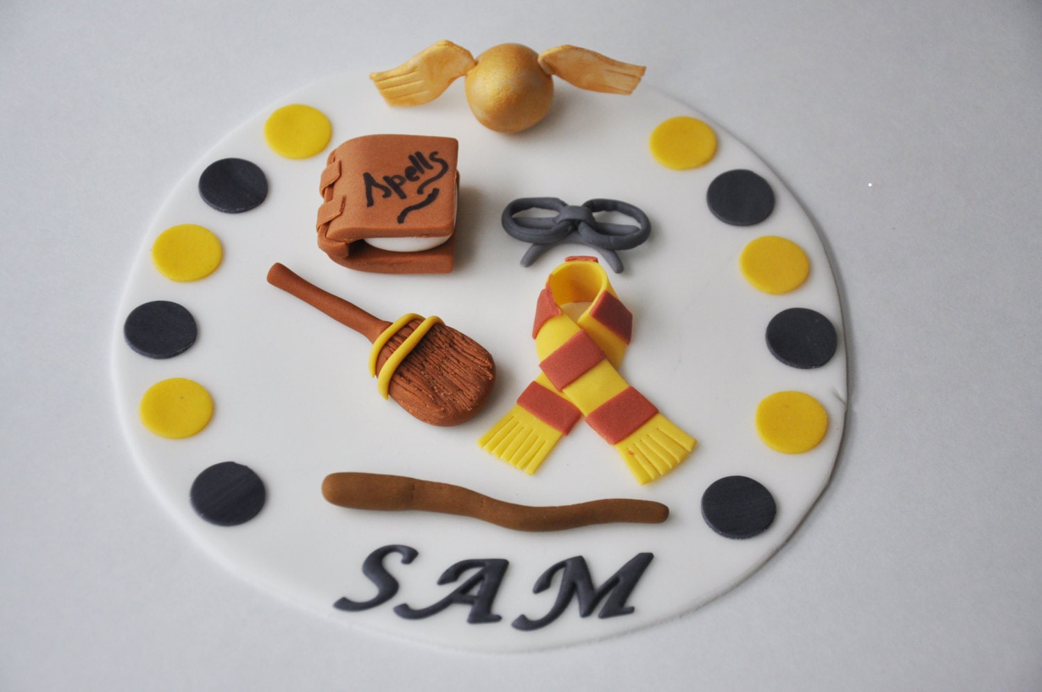 Harry Potter inspired Cake Cupcake topper made of fondant and gum paste Il_170x135