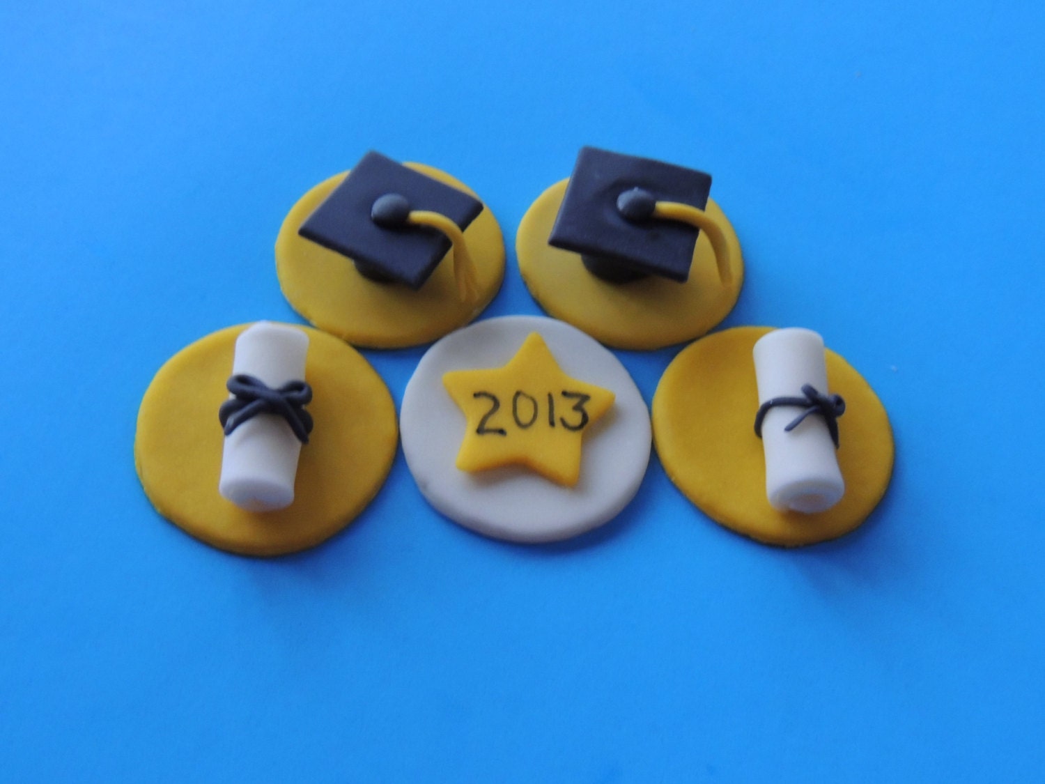 Cake and cupcake topper for GRADUATION - made of fondant - Graduation cap, Diploma ,Year Plaque Il_170x135