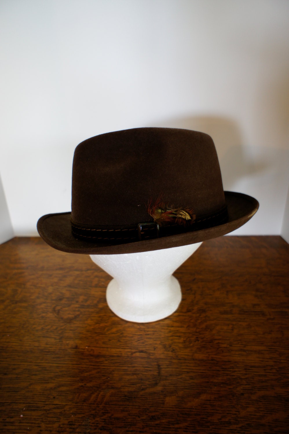 mens lined brown wool felt fedora style hat Mayser Milz pheasant feather detail very nice 22.5" circumference
