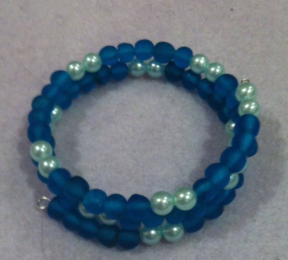 Handmade Memory Wire Bracelet with blue glass beads and blue pearls