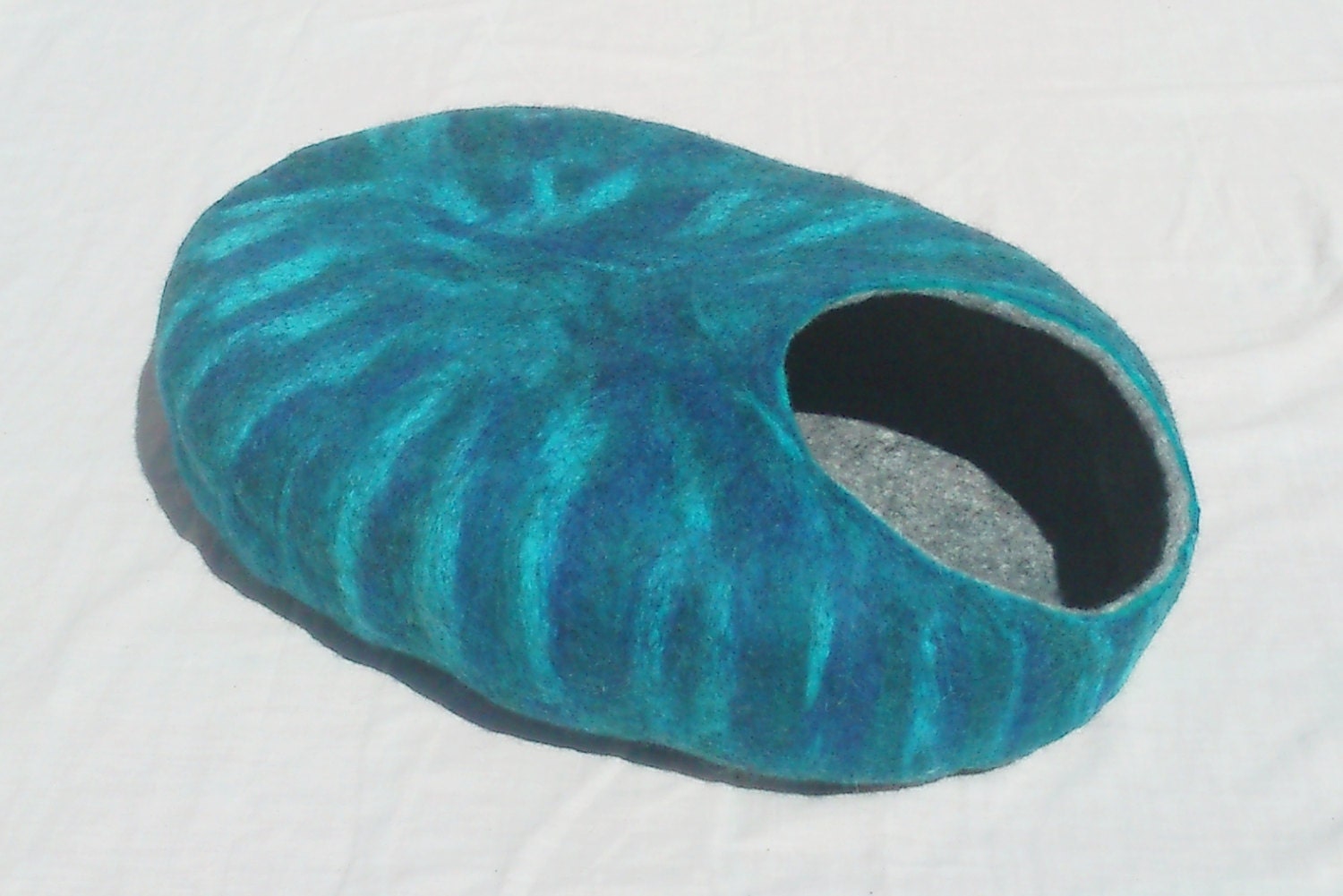 M size handmade cat bed / cave/ house / basket / Felted merino wool