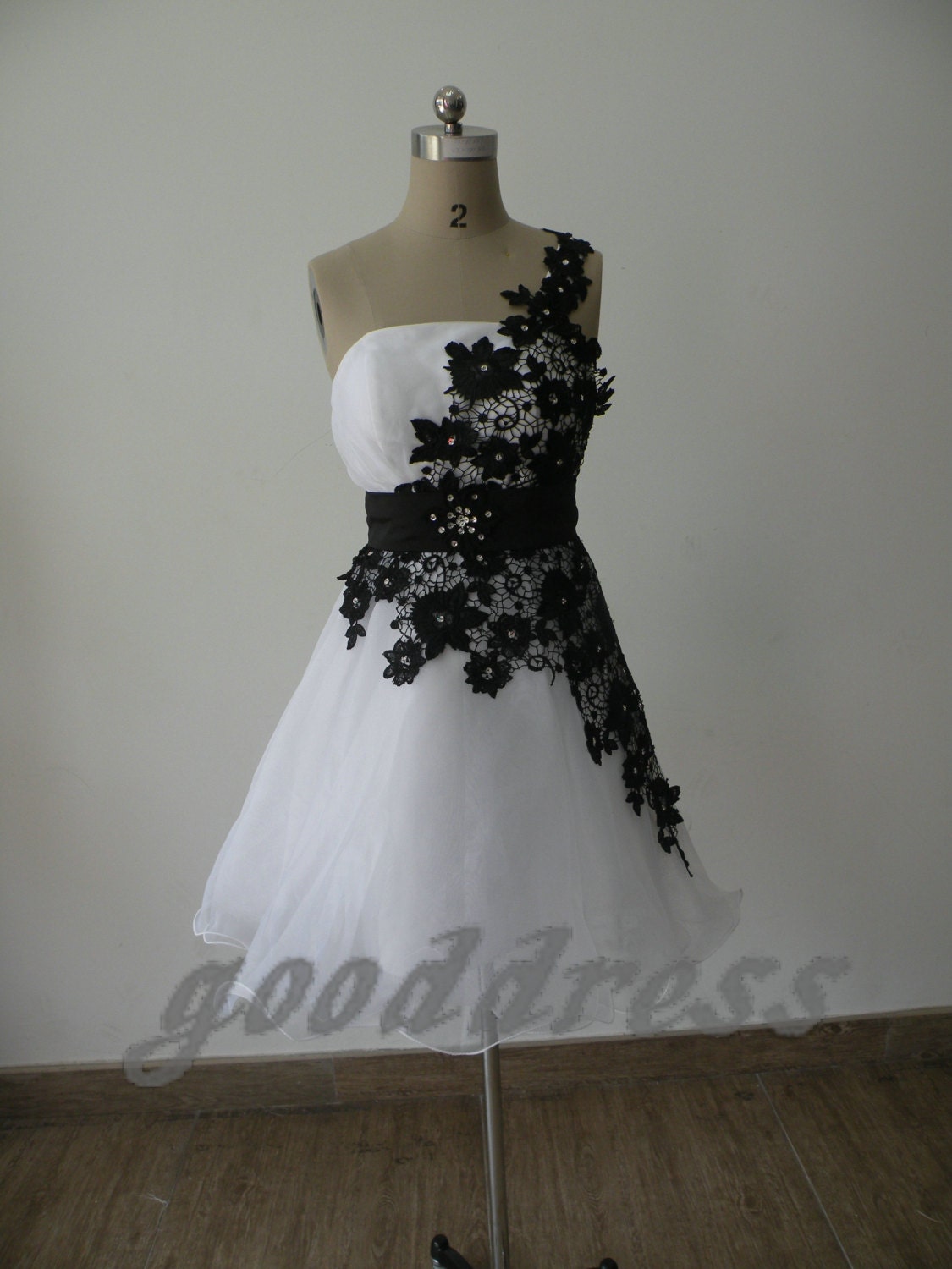2013 exquisit white and black lace A Line zipper back knee length short bridesmaid dress party prom cocktail homecoming dress gowns