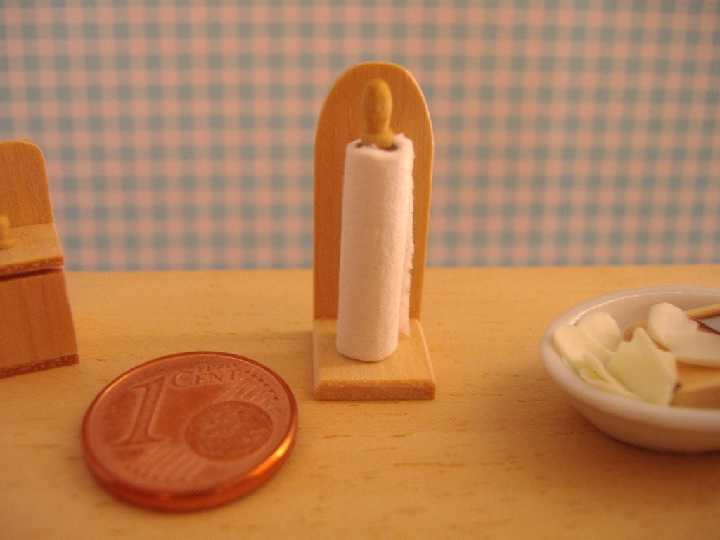 Kitchen Paper Holder - Rollo de cocina. 1:12 scale dollhouse miniature.