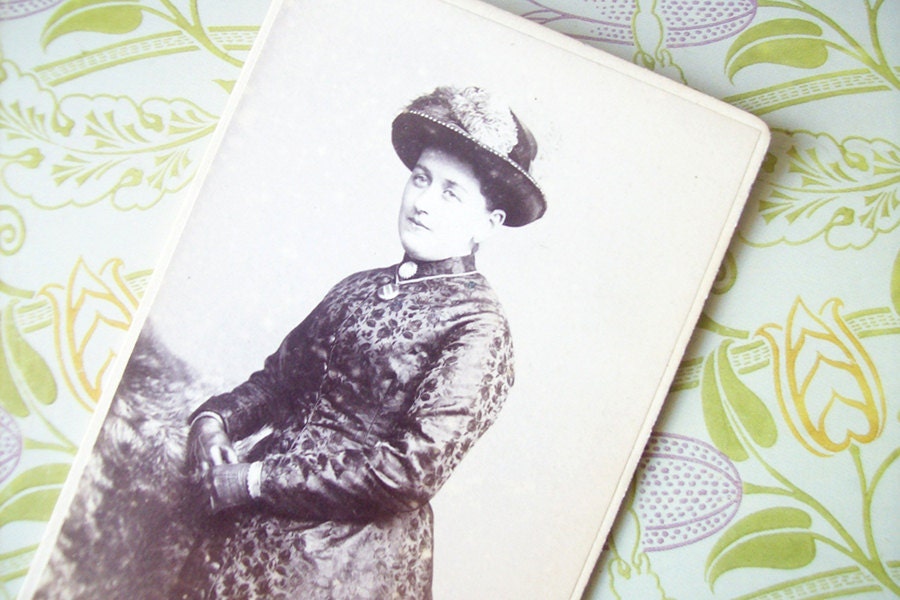 Victorian Woman Hat photo studio portrait Cabinet Woman Old Victorian  Antique CDV carte de visite Collectibles
