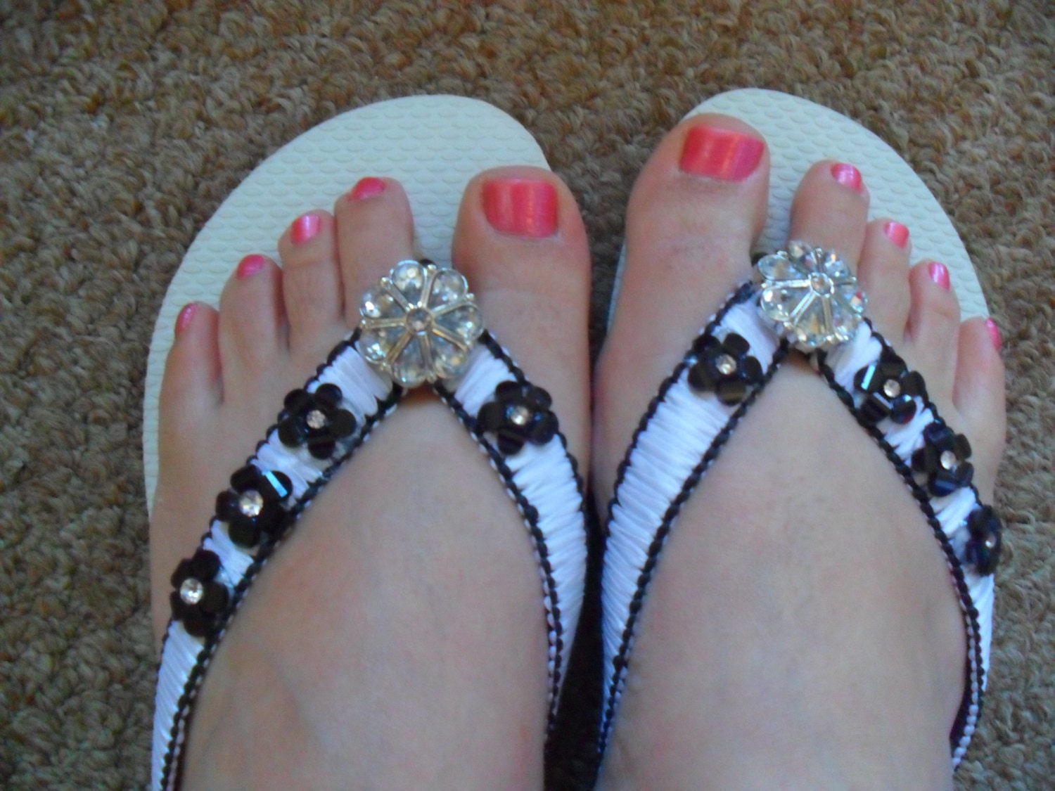 Summer sandal, super comfortable. Black and white. Great for parties.