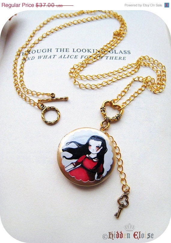 HALF PRICE Sale -50% Off- Pretty Round Art Locket -Envy- I07