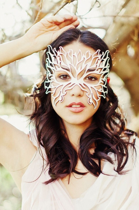 Flame leather mask in white