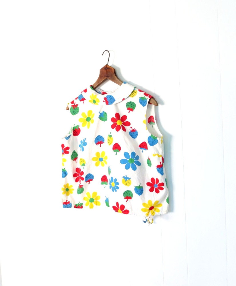 Vintage 1960s Blouse / POP ART Berries and Daisies / 60s Blouse / XL