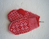 Handknitted wool mittens for babies, norwegian pattern