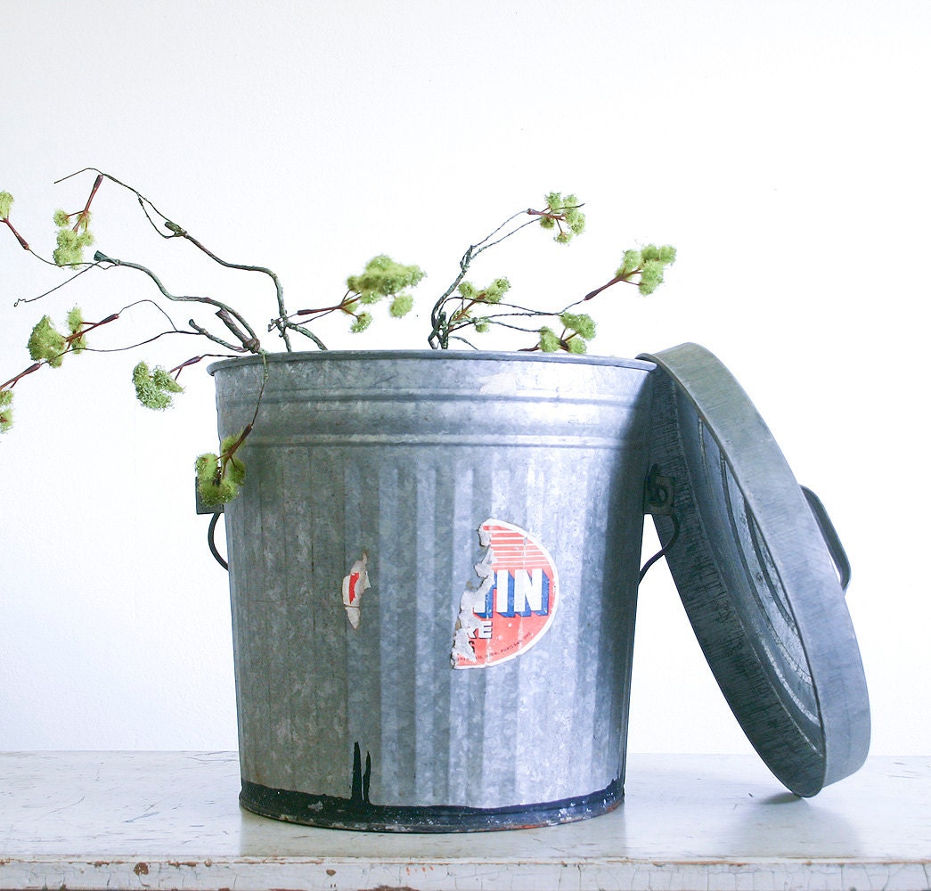 Vintage Galvanized Trash Can with Lid / Industrial Decor