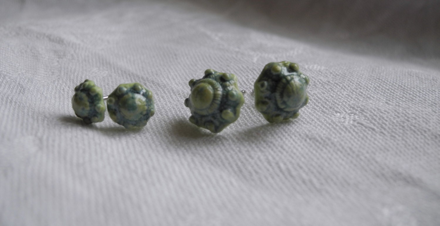 Mint green en petrol blue porcelain ear posts - zeeuws knopje - Dutch folklore