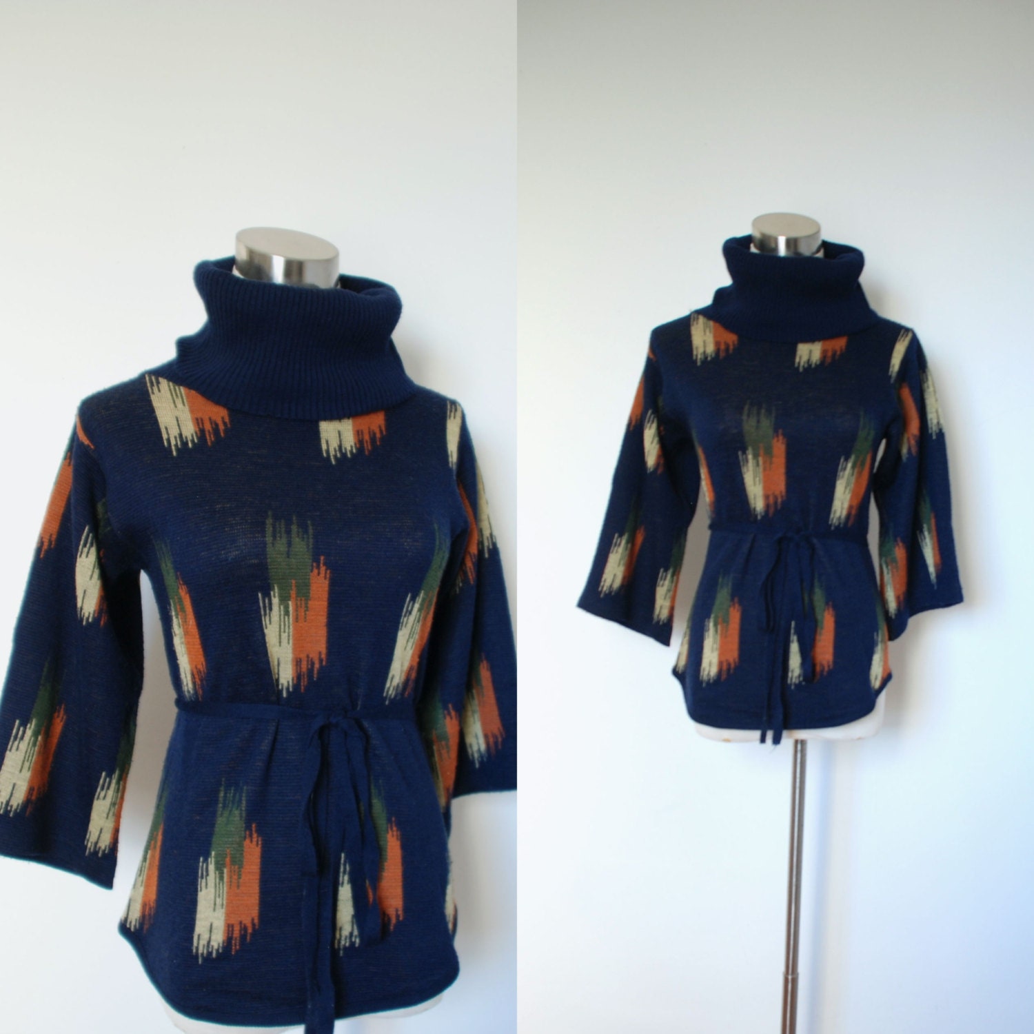 Vintage 1970s Sweater / 70s Navy Blue Turtleneck / Printed (small S)