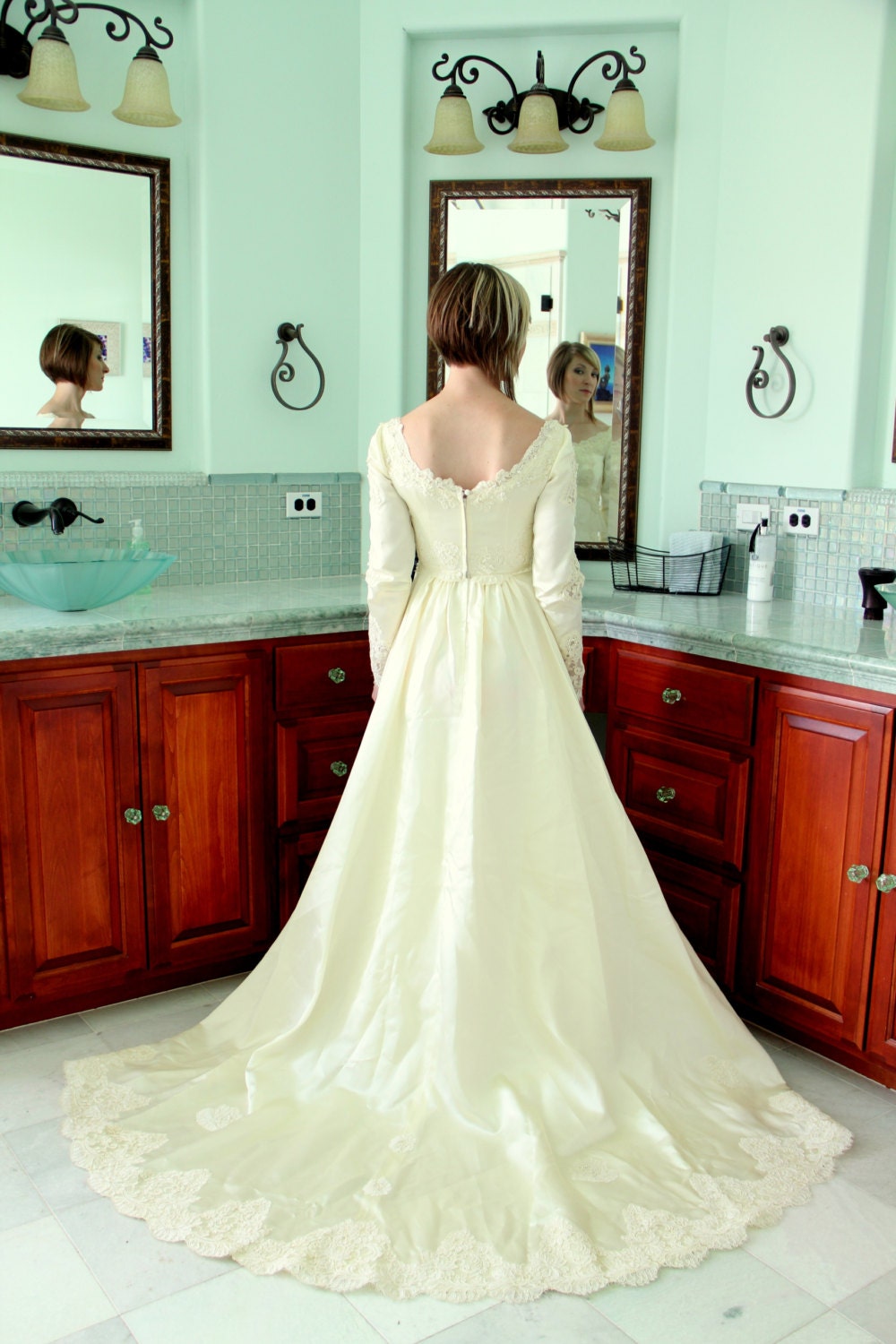 Vintage 60s Wedding Dress in Satin and Alencon Lace Appliques Round Bustle Train Long Sleeve XS PETITE
