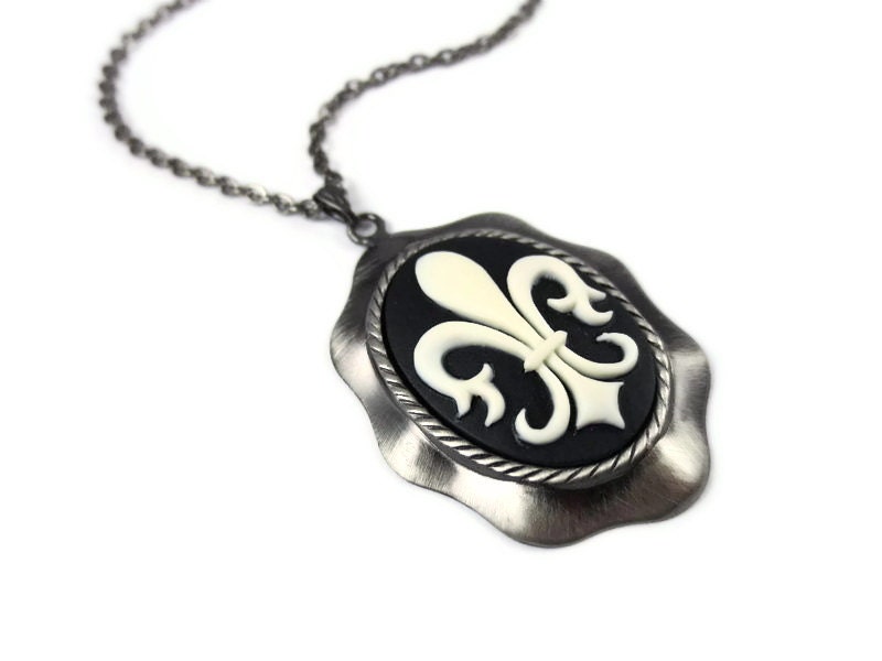 Fleur De Lis Cameo Necklace - Black and White Necklace, Oval Pendant Necklace, Gunmetal Silver Chain, Vintage Inspired Jewelry