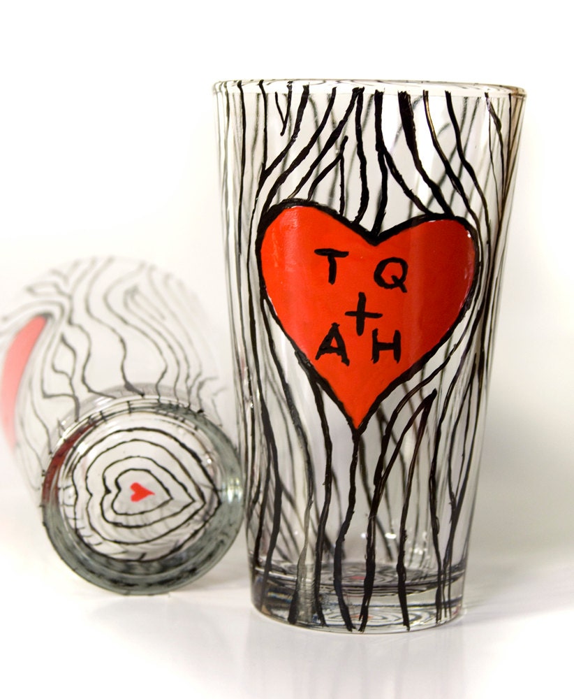 Personalized hand painted 16 oz mixing glass - Wood grain with red heart - Valentines day - romance - initials or name