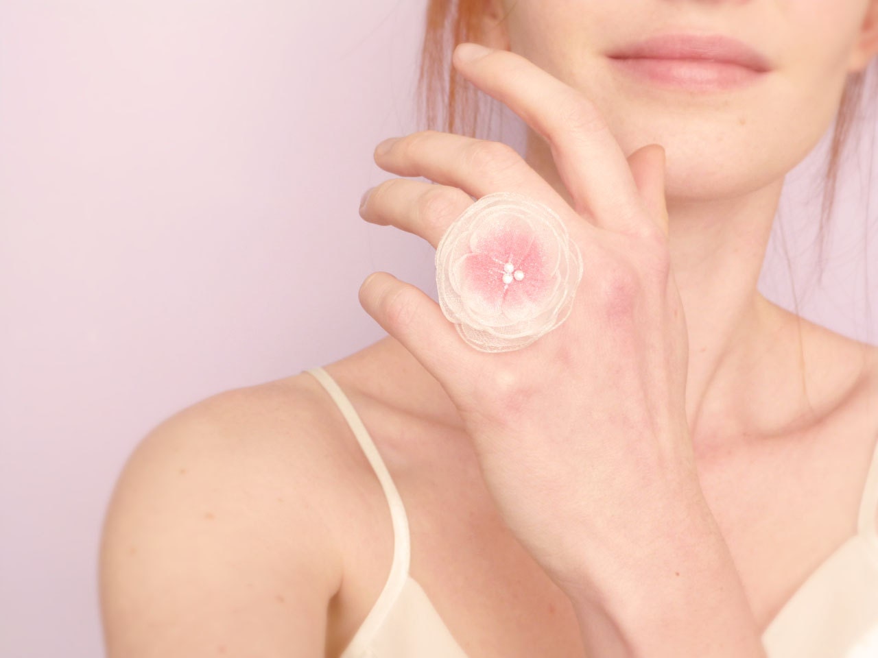 Ombré flower ring off white with pink organza Swarovski rhinestones OOAK by Jye, Hand-made in France