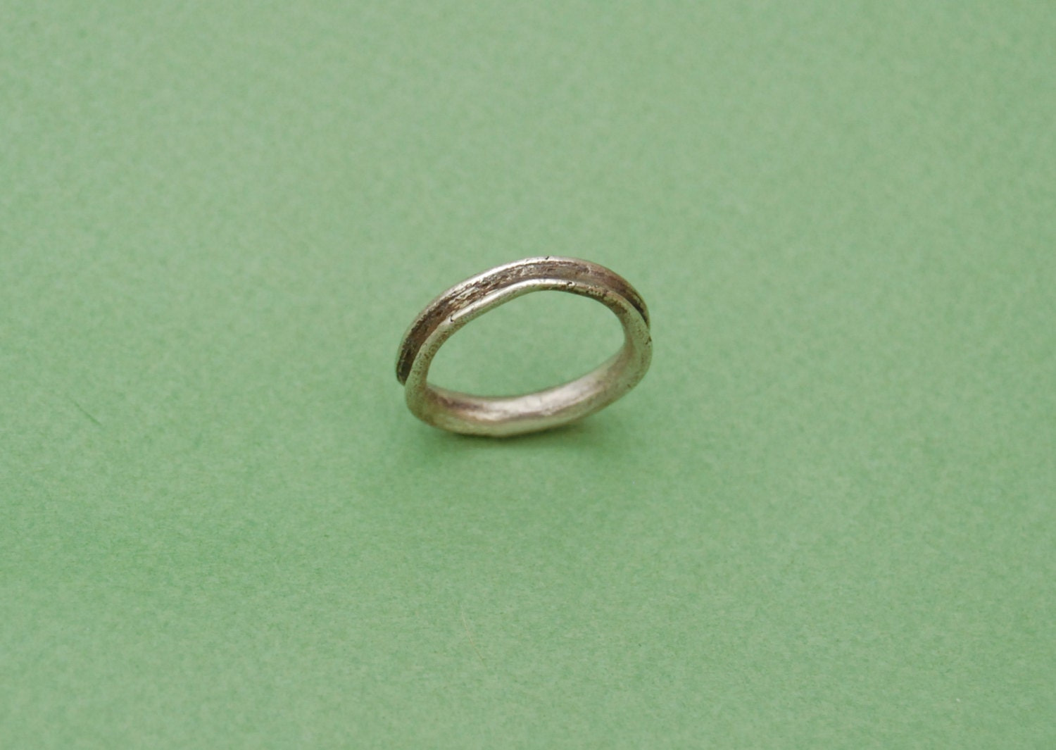 Slim grooved ring