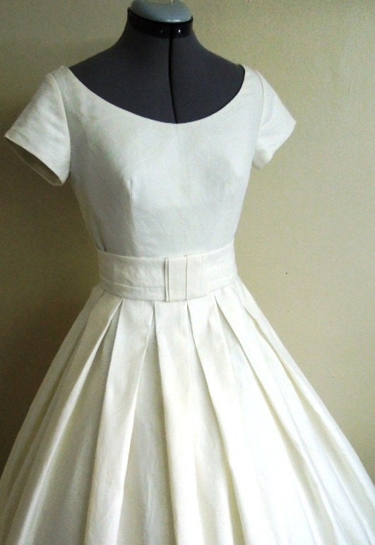 Simple and cute elegant 50s style dress made from Ivory Linen