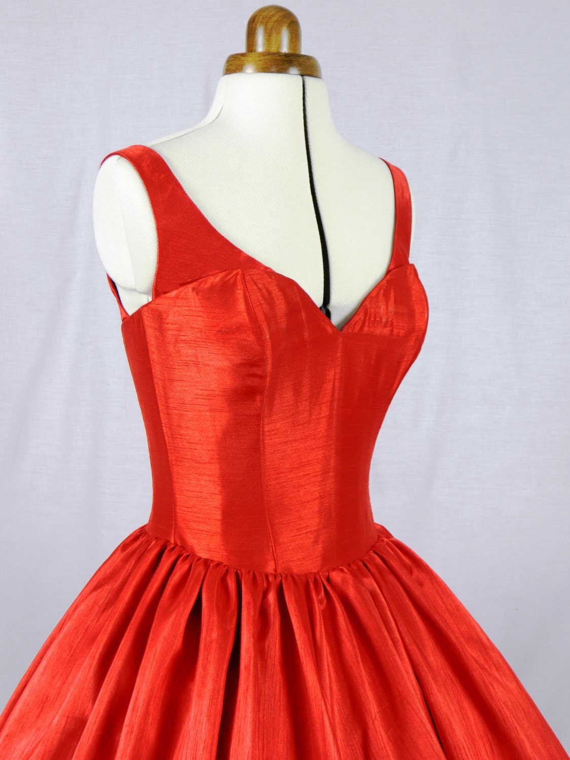 Beautiful 50s inspired red dress with detachable straps. Can be ordered without straps.
