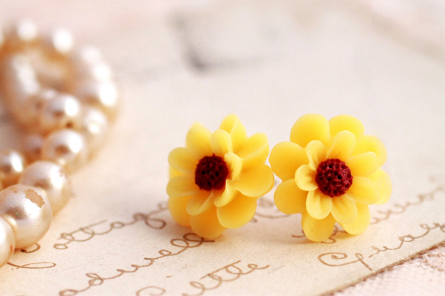 yellow daisy flower earrings, sunflower earrings, flower stud earrings, colorful earrings.daisy flower earrings, vintage earrings, beautiful earring, etsy store , beautyfoodlfie.blogspot.com