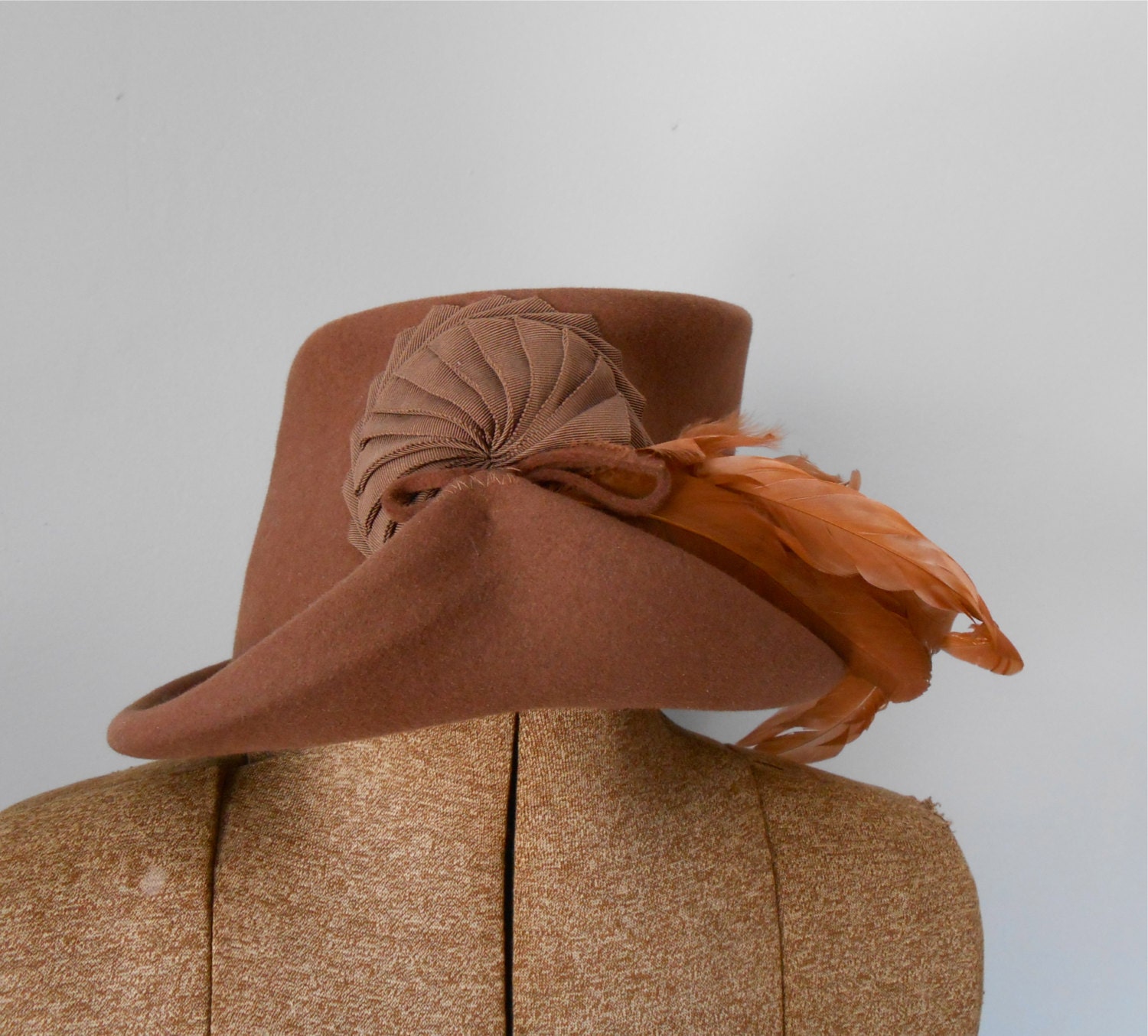 Brown Wool Felt Fedora with Satin Pleated Pinwheel and Large Feathers by Parfait New York vintage womens