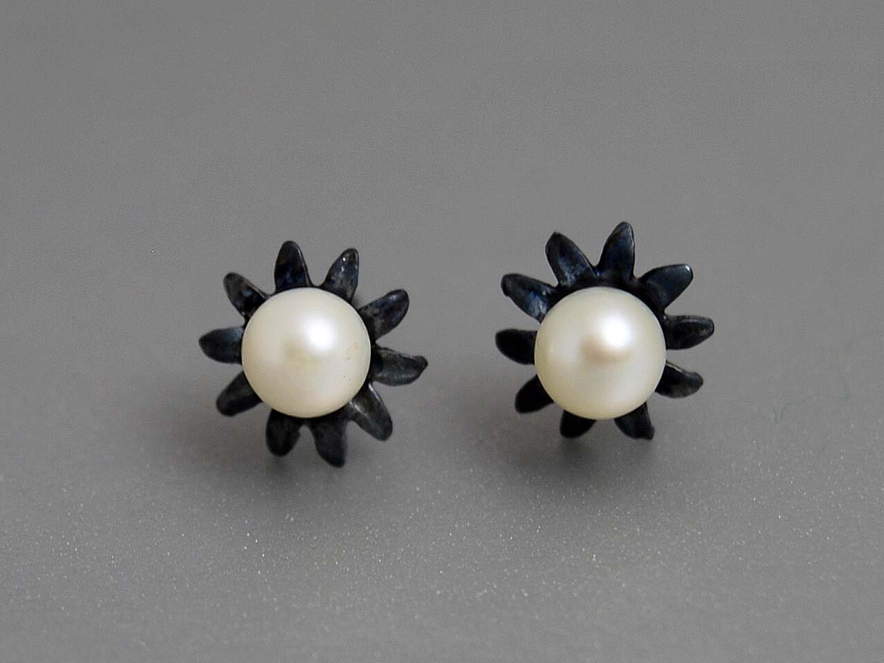 Pearl Flower Studs Earrings Oxidized Sterling Silver Black White Pearls Modern Bride Jewelry Romantic Wedding Different Gift