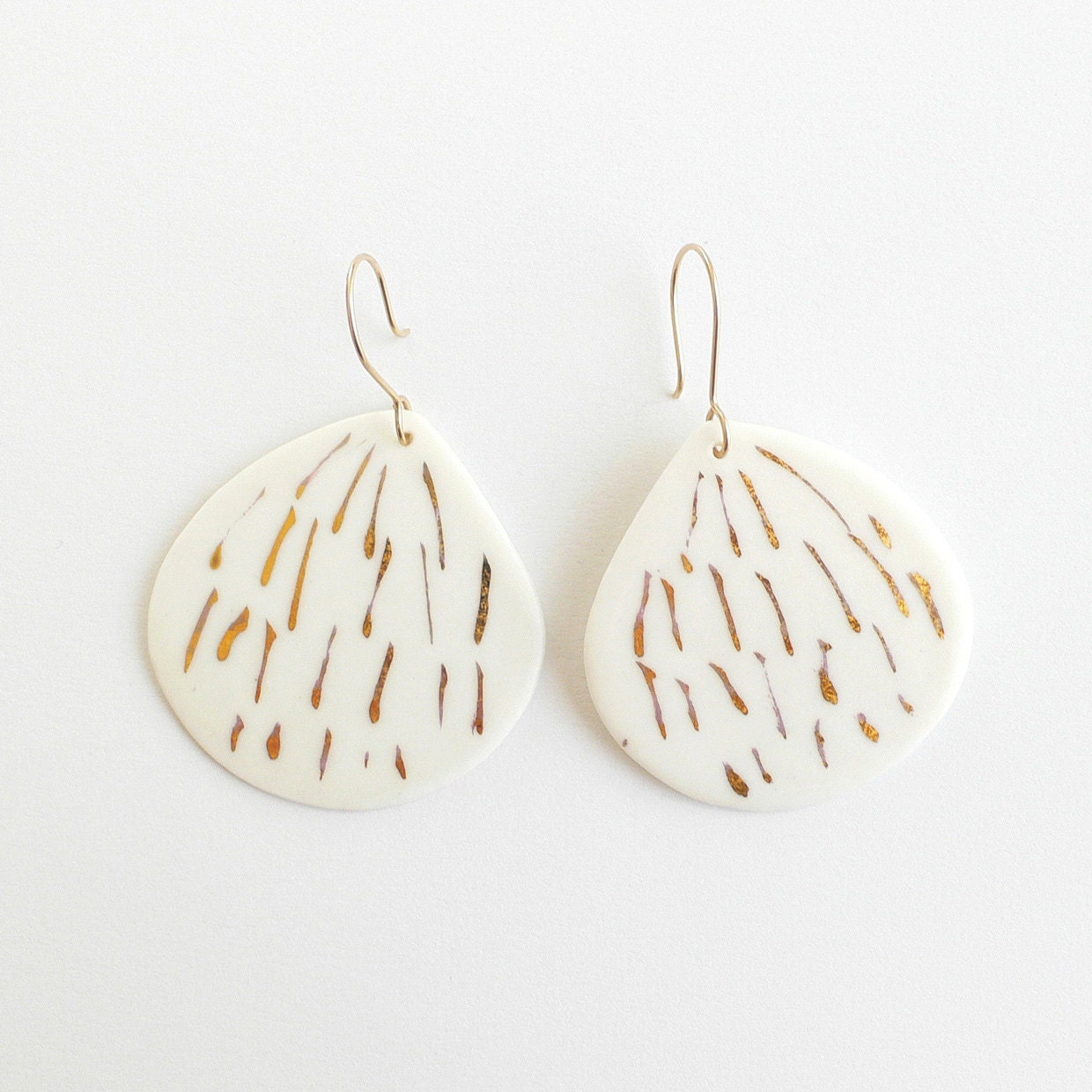 L i l i e - Ceramic jewellery - White Porcelain earrings & gold patterns - Gold filled earwires - Telline Collection