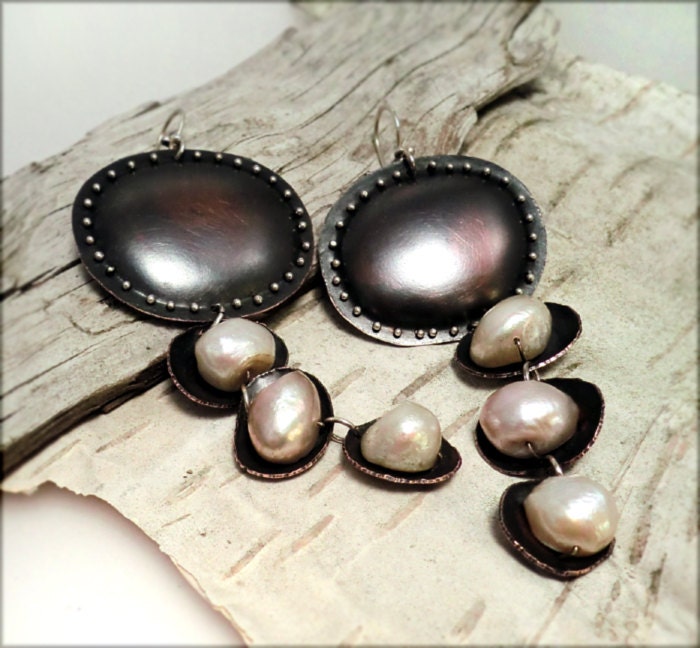 E1270 scrumptious long pearl earrings