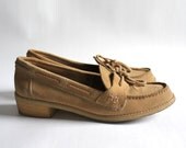 shoes 7 or 7.5 buff suede moccasin loafers. 70s Thom McAn. preppy flats.