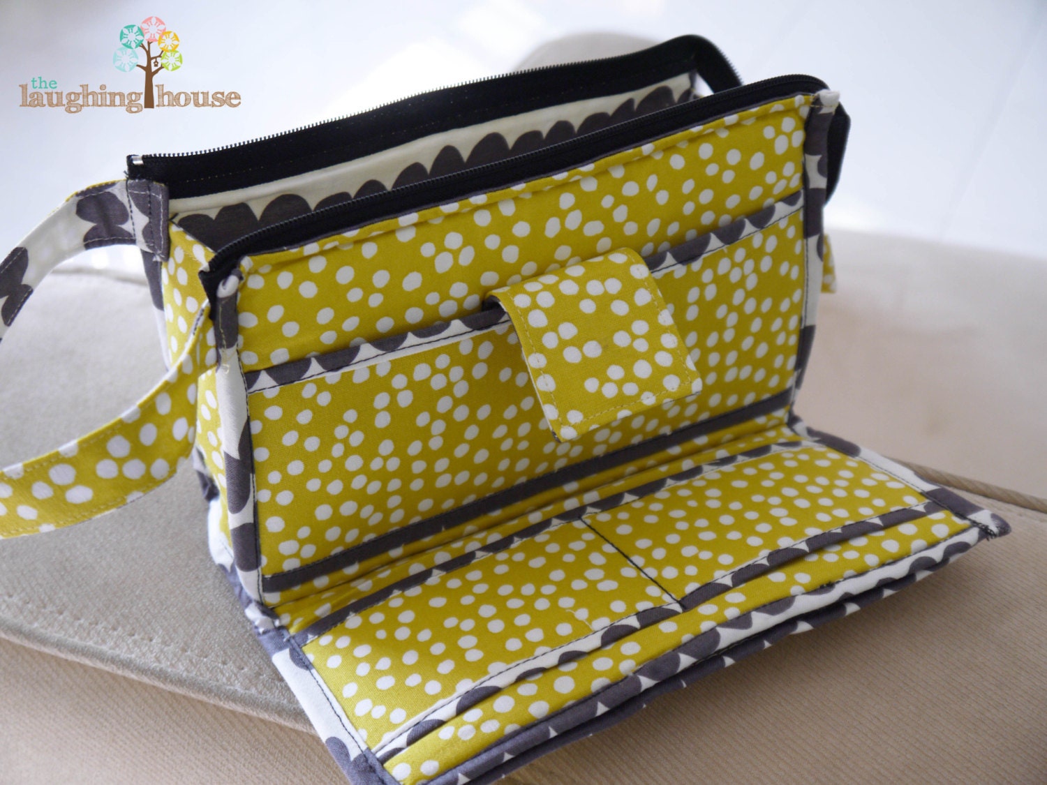 PREMIUM Organizer Clutch Wristlet (Scattered Sand in Sunspray)