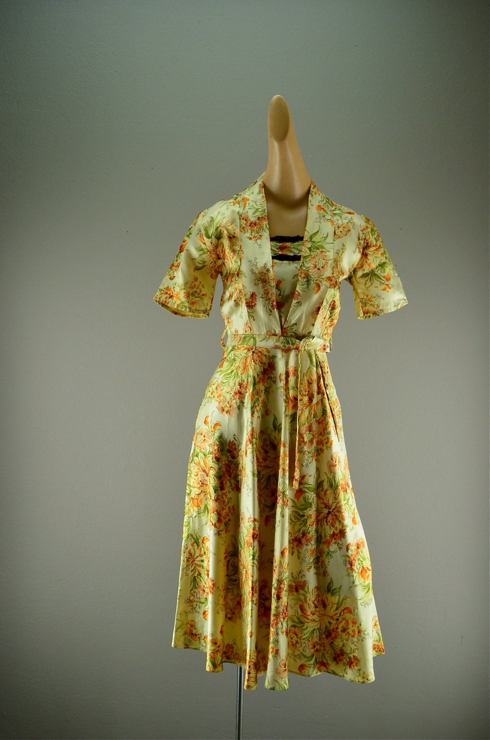 1940s floral day dress 40s satin summer dress size small Vintage 40s dress pale yellow flower print