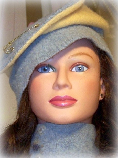 Ladies Wool Cap, RAYGEN, size Large, heather blue and banana yellow, large brass pin