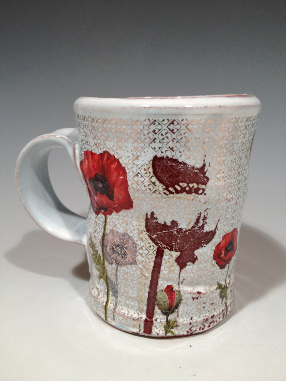 Mug with platinum pattern and red poppies