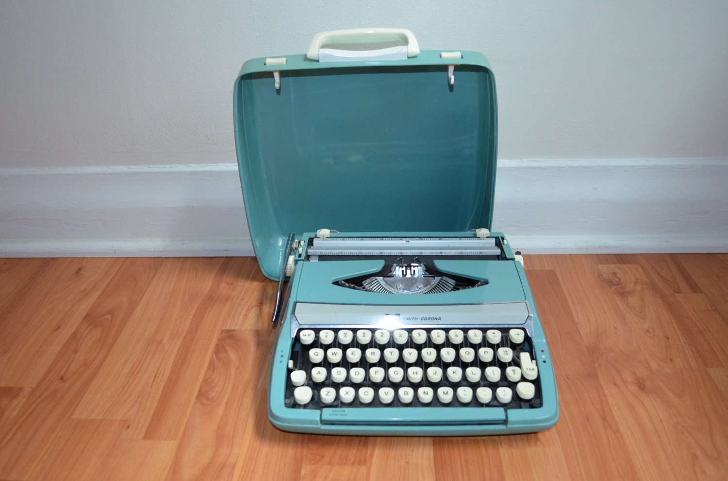 vintage AQUA smith corona corsair deluxe  TYPEWRITER