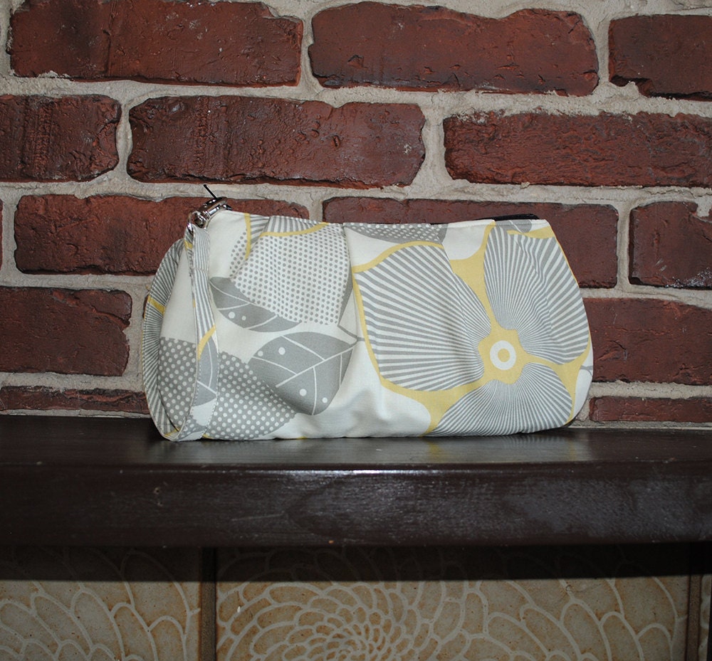 Pleated Wristlet Zipper Pouch // Clutch - Optic Blossom in Linen