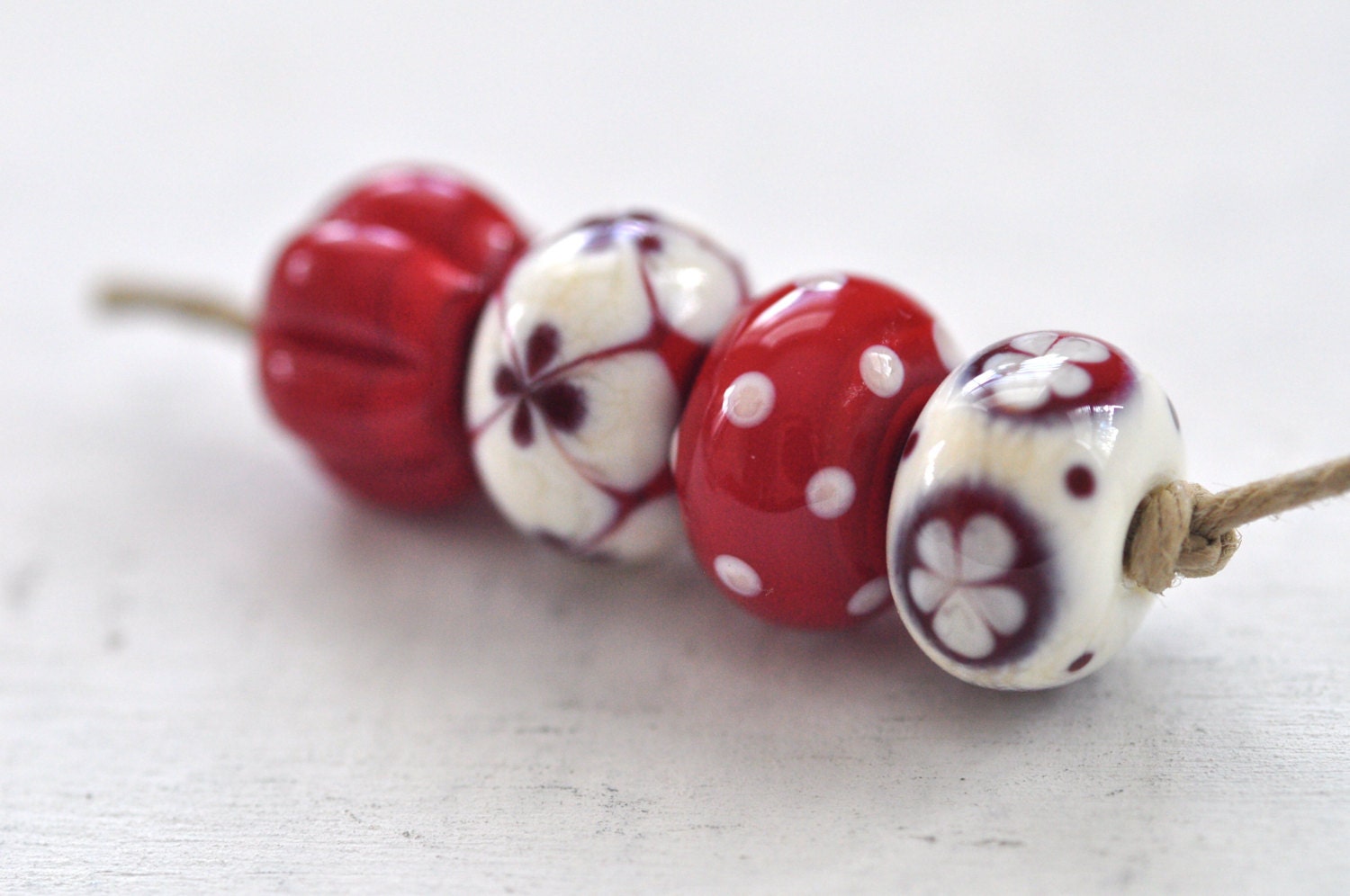 p i n o c e a n lampwork mix beads set ( 4 ) -  red and  ivory -