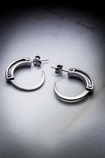Bio mechanical claw hoops