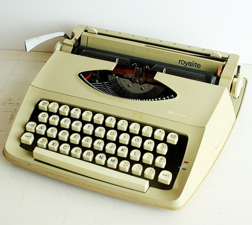 Vintage typewriter - Royal - Royalite - case - manual - tan - beige  - slim - compact