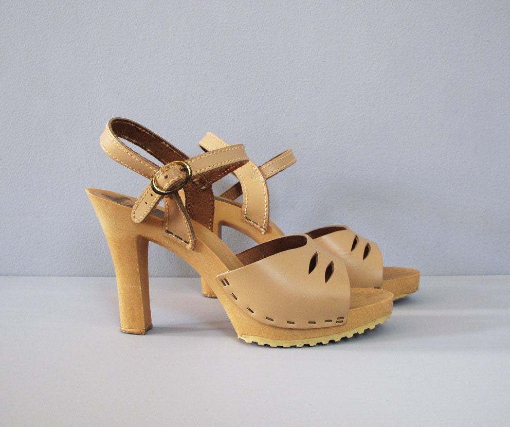 1970s platform nude HIGH HEEL sandals w/ ankle straps 7